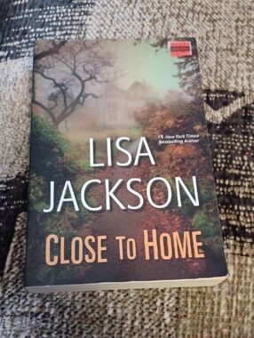 $4 Add-on Lisa Jackson "Close To Home" - Paperback Thriller